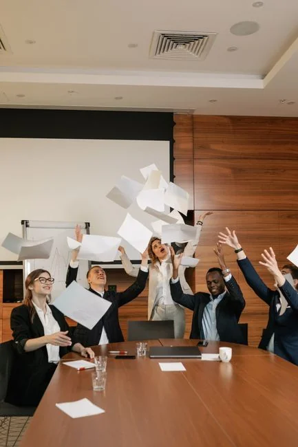 Une image conceptuelle d’une campagne de hashtag présentée sur papier pour des stratégies marketing.